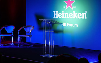 Aqluiler de atriles para eventos en Barcelona