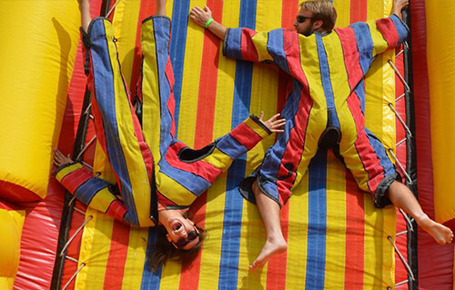 Alquiler de hinchable de aventura pega moscas en barcelona