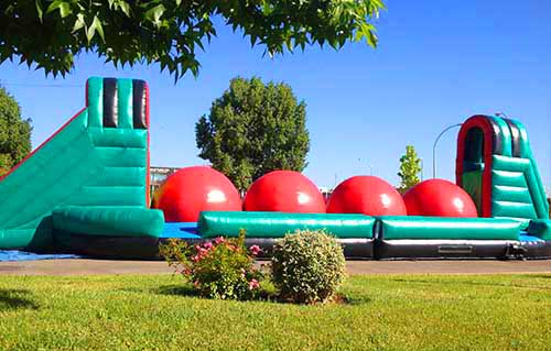 Alquiler de hinchable de humor amarillo en Barcelona