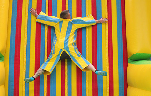 Alquiler de pega moscas hinchable barcelona