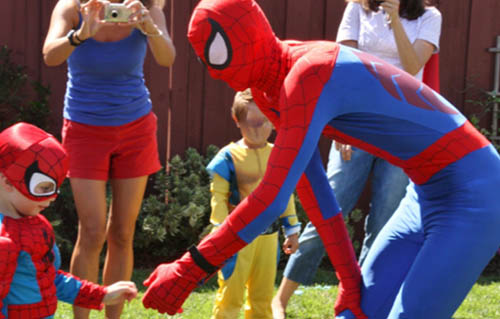 Actores disfrazados de superhéroes en Barcelona