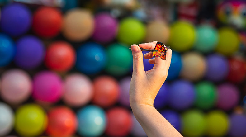 Alquiler caseta de feria de puntería de dardos en barcelona